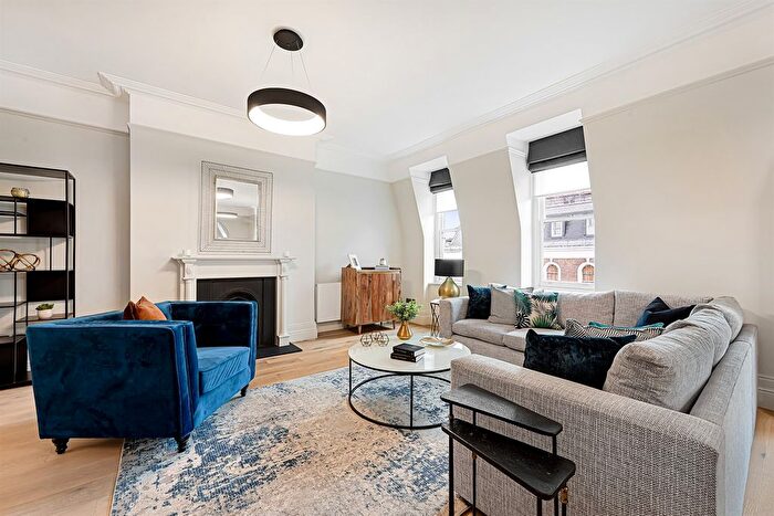 4 Bedroom Flat To Rent In Flat St George's Court, - Gloucester Road, London, SW7