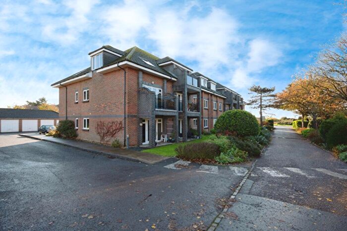 1 Bedroom Flat For Sale In Sea Front, Hayling Island, Hampshire, PO11
