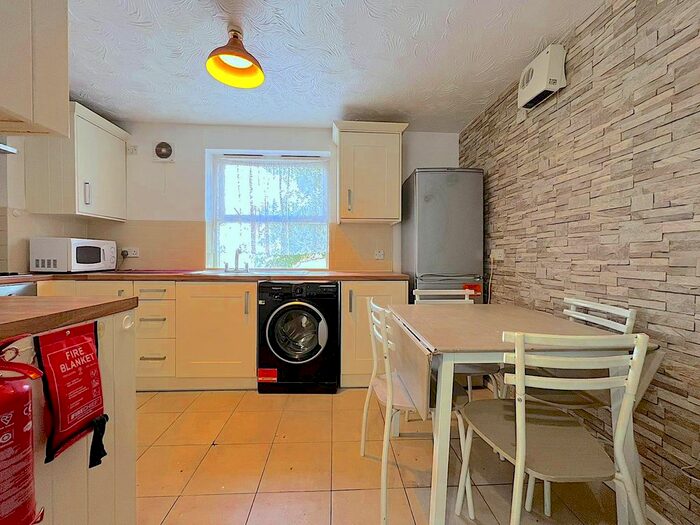 3 Bedroom Flat To Rent In Willow Walk, London, E17