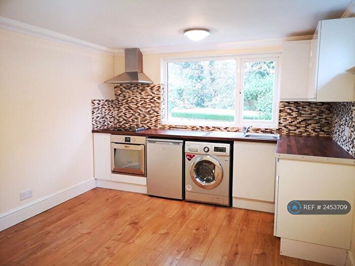 2 Bedroom Flat To Rent In Sunray Estate, Sandhurst, GU47