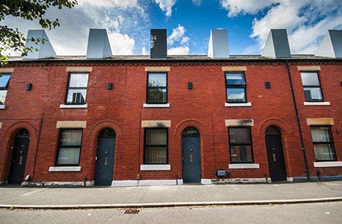 2 Bedroom Town House To Rent In Laburnum Street, Salford, M6