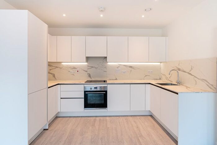 3 Bedroom Flat To Rent In Farine Avenue, Hayes, UB3