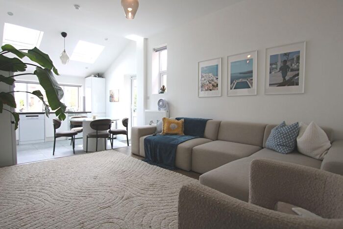 3 Bedroom Flat To Rent In Holland Road, Kensal Rise, London, NW10