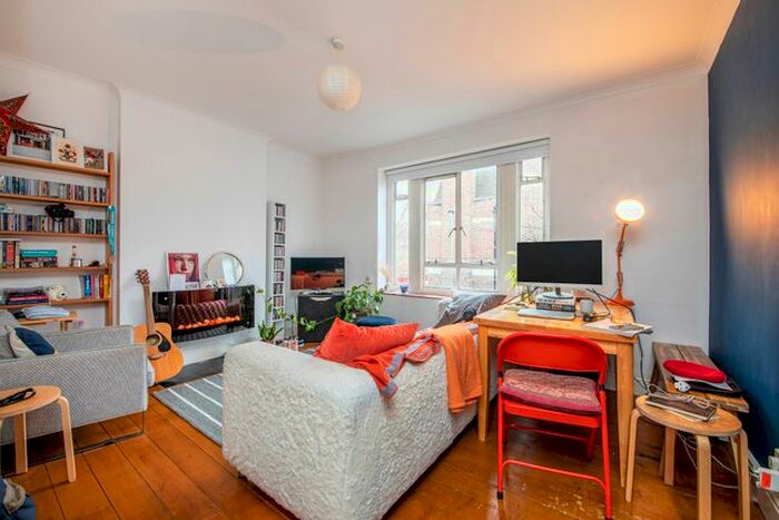 2 Bedroom Flat To Rent In Fairfield Drive, London, SW18