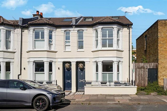4 Bedroom End Of Terrace House For Sale In Wickersley Road, SW11