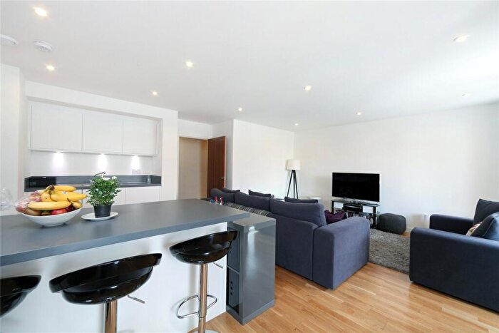 3 Bedroom Flat To Rent In Rutherford House, Battersea Park Road, Battersea, SW11