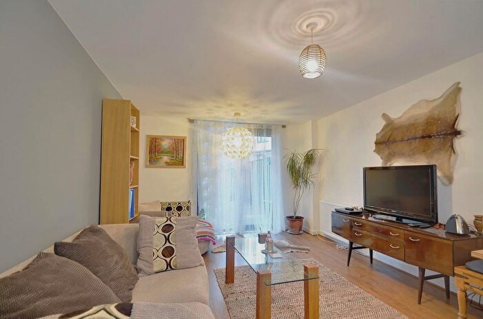 2 Bedroom Flat For Sale In Townhall Square, Dartford, DA1