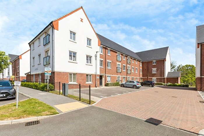 2 Bedroom Flat For Sale In Cornwell Avenue, Crawley, RH10