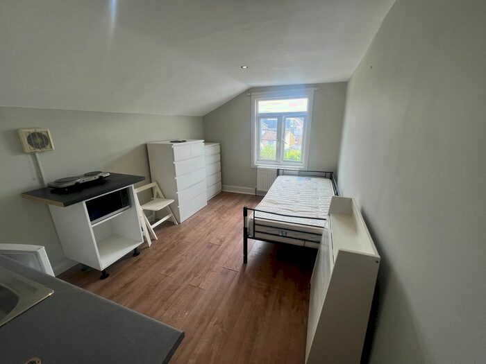Studio To Rent In Stanley Road, Teddington, TW11