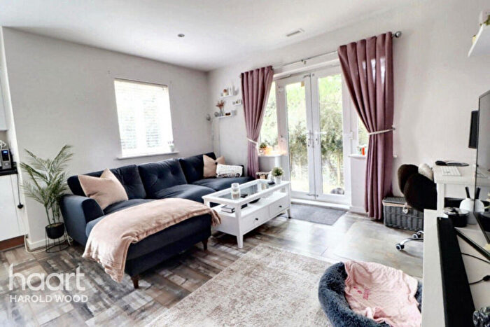 1 Bedroom Flat For Sale In Ingrebourne Avenue, Harold Hill, RM3
