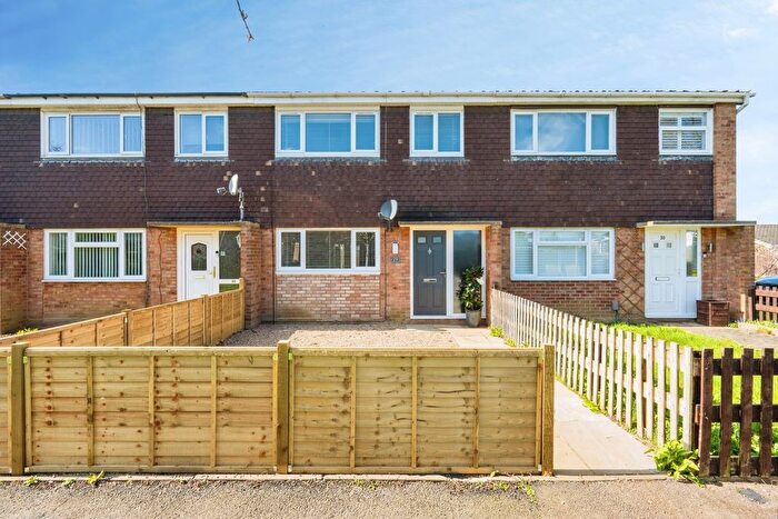 3 Bedroom Terraced House For Sale In Salcombe Close, Bedford, Bedfordshire, MK40