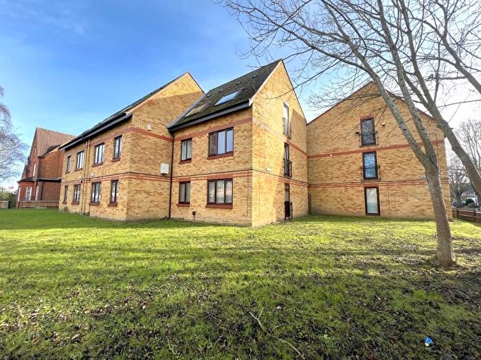 1 Bedroom Flat To Rent In Cherry Orchard, Staines, TW18