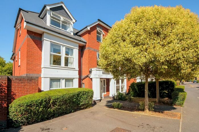 1 Bedroom Flat To Rent In School Lane, Egham, TW20