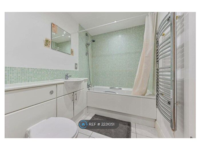 2 Bedroom Flat To Rent In Pembroke House, London, SW4