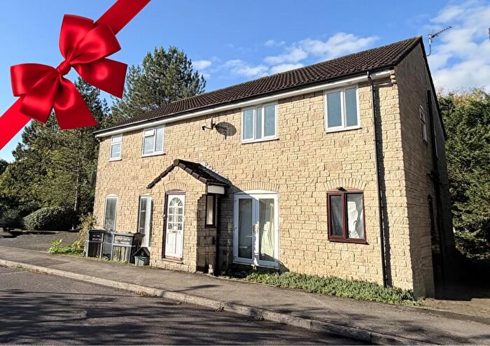 2 Bedroom Flat For Sale In Cavalier Way, Wincanton, BA9