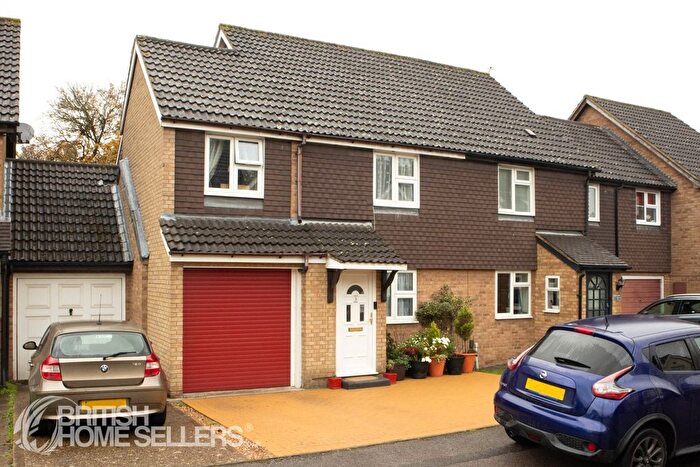 4 Bedroom Semi Detached House For Sale In Campion Close, Watford, Hertfordshire, WD25