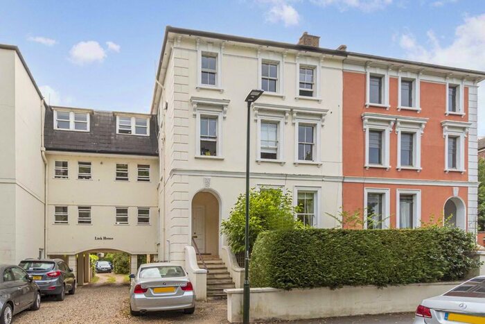 2 Bedroom Flat To Rent In Lower Teddington Road, Hampton Wick, Kingston Upon Thames, KT1