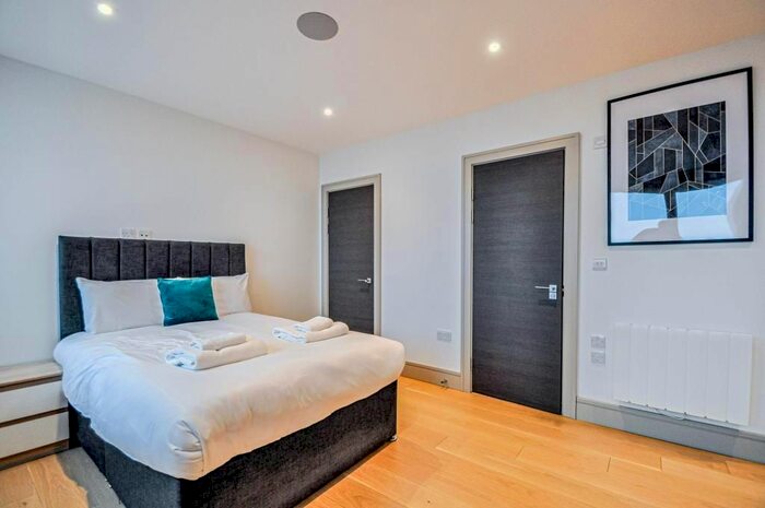 Studio To Rent In High Road, London, N12