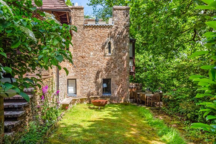 4 Bedroom Detached House For Sale In New Way, Godalming, GU7