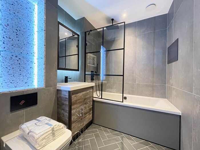 Apartment To Rent In Stage Apartments -, EC2A