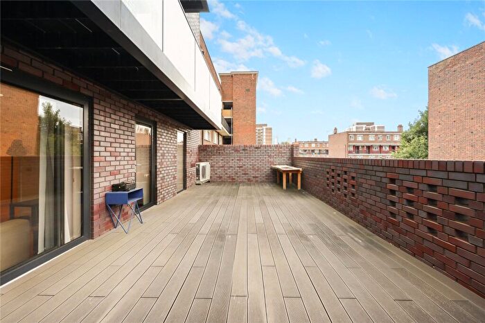 2 Bedroom Maisonette To Rent In Kingsland Road, E2