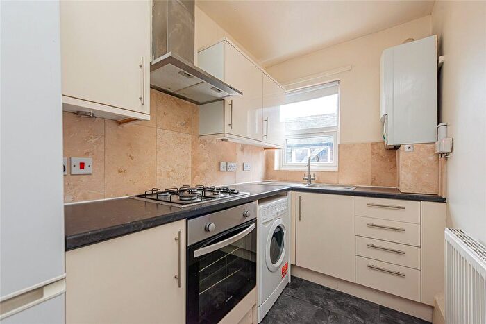 1 Bedroom Flat To Rent In Aldrington Road, Tooting Common, London, SW16