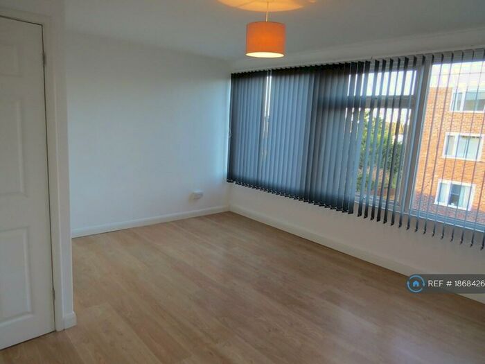 2 Bedroom Flat To Rent In The Poplars, West Bridgford, Nottingham, NG2