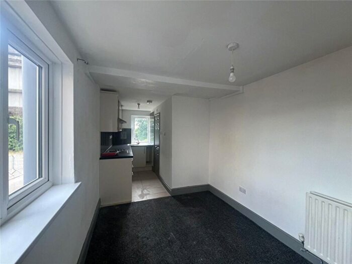 Apartment To Rent In Hunt Street, Old Town, Swindon, Wiltshire, SN1