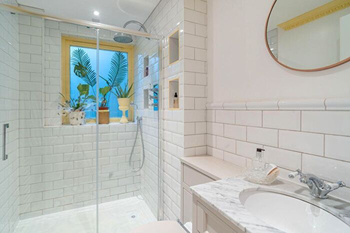 2 Bedroom Flat For Sale In / Ettrickdale Place, Stockbridge, Edinburgh, EH3