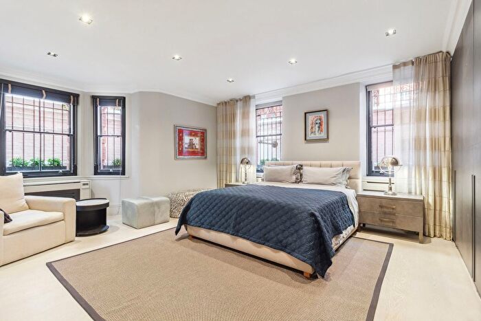 2 Bedroom Flat To Rent In Cadogan Square, London, SW1X