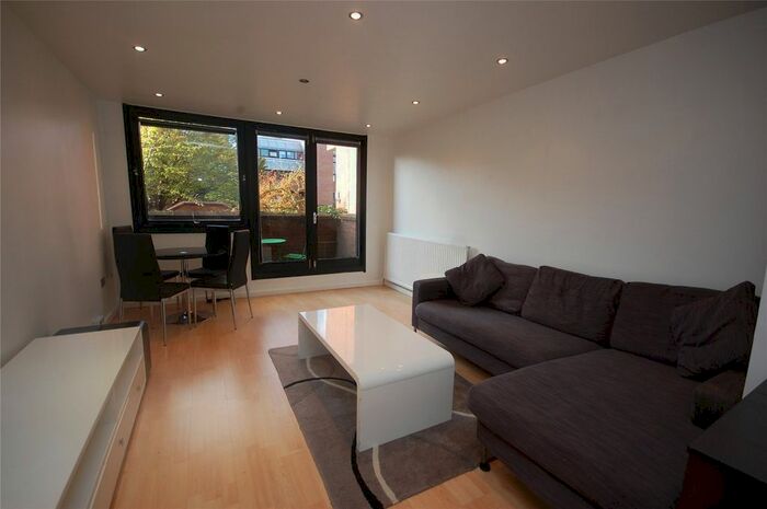 2 Bedroom Flat To Rent In Britten Close, Golders Green, NW11