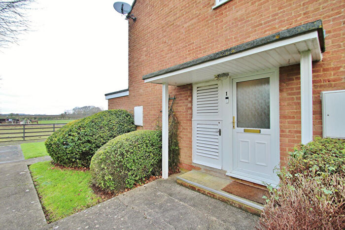 2 Bedroom Flat For Sale In Fox Close, Hailey, OX29