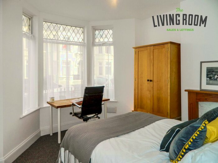 2 Bedroom Flat To Rent In Mackintosh Place, Roath, Cardiff, CF24