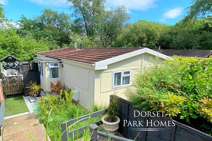 2 Bedroom Park Home For Sale In Wheatplot Park Homes, Bournemouth, Dorset, BH10