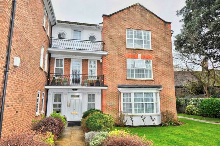 3 Bedroom Apartment To Rent In Temple House, Phyllis Court, RG9