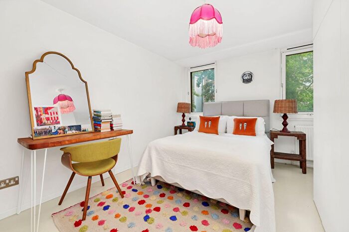 2 Bedroom Flat For Sale In Great Western Road, London, W11
