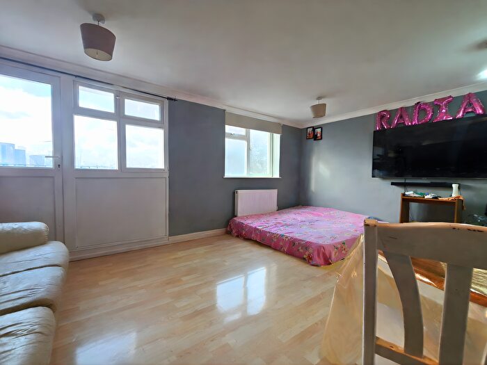 1 Bedroom Flat To Rent In Oak Crescent, London, E16