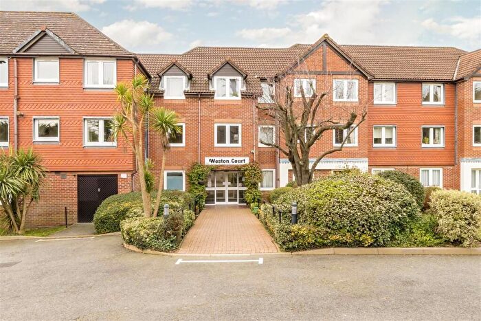 2 Bedroom Flat For Sale In Farnham Close, London, N20