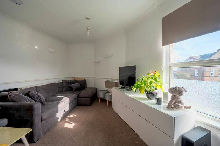 2 Bedroom Flat To Rent In Garratt Lane, Earlsfield, London SW18