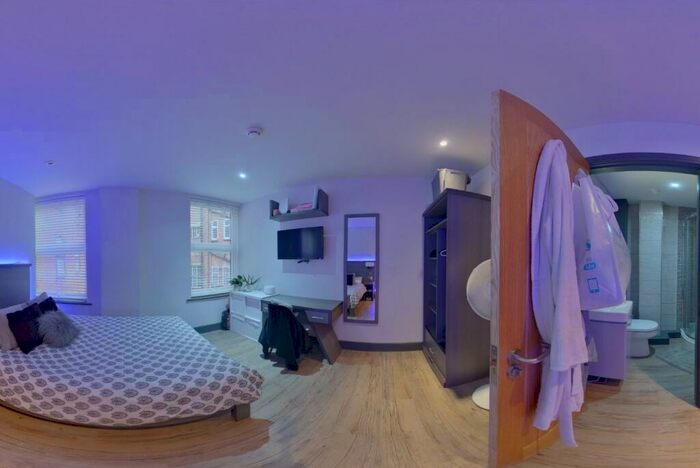 7 Bedroom Apartment To Rent In Hoods Hideout, - Houndsgate, NG1