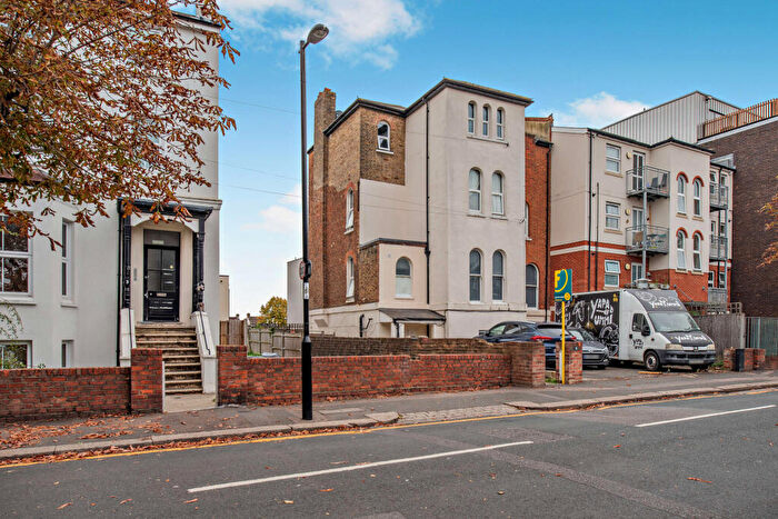 3 Bedroom Flat For Sale In Cargreen Road, South Norwood, SE25