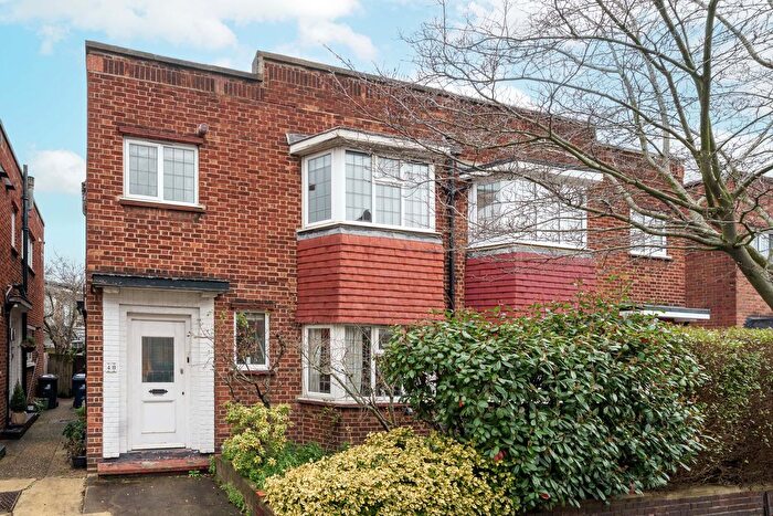 2 Bedroom Flat For Sale In Fairlawn Avenue, London, W4