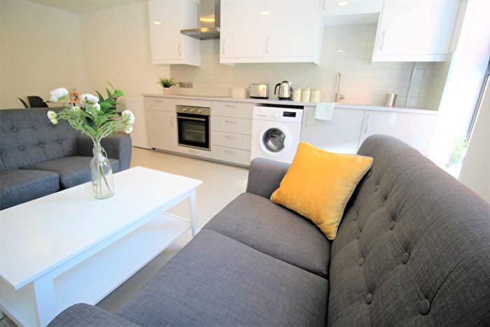 3 Bedroom Flat To Rent In Flat, Westmount, - Clarendon Road, LS2