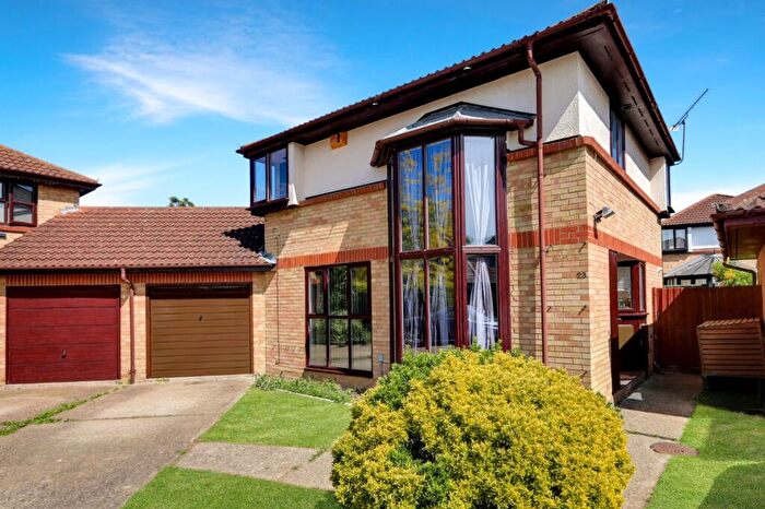 3 Bedroom Detached House For Sale In Kenton Way, Langdon Hills, Basildon, Essex, SS16