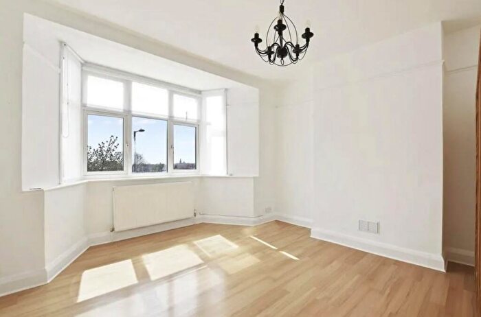 2 Bedroom Apartment To Rent In East End Road, East Finchley, N2