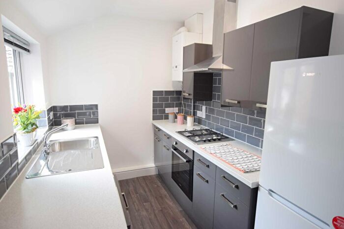 3 Bedroom Terraced House To Rent In Eastfield St // Bed // June, LN2