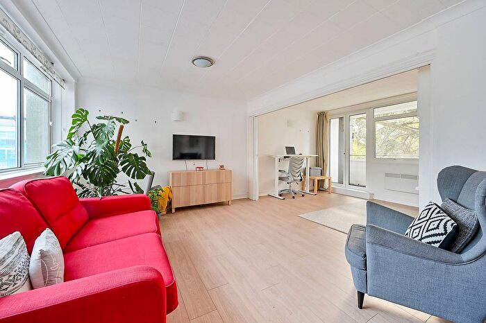 2 Bedroom Flat To Rent In The Cedars, Ealing, London, W13