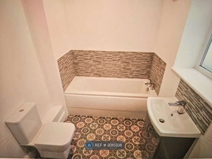 4 Bedroom Semi-Detached House To Rent In Armoury Square, Bristol, BS5