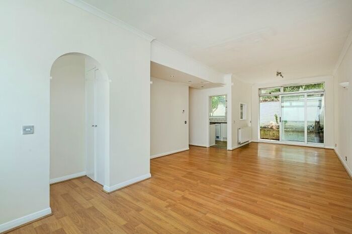 3 Bedroom Flat To Rent In Gloucester Mews West, London, W2