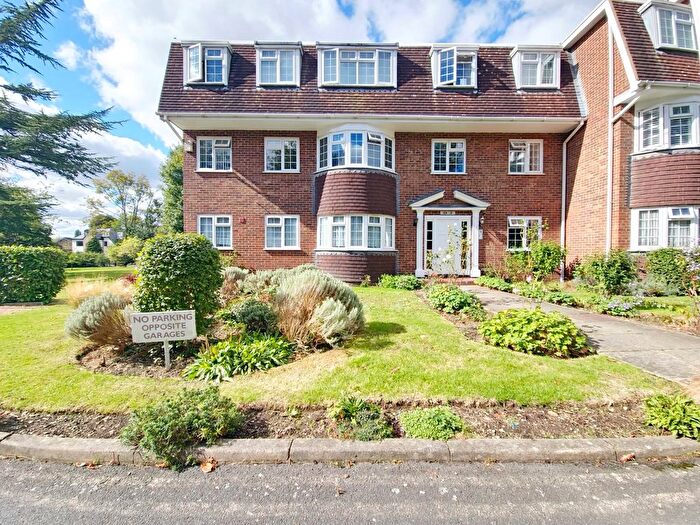 1 Bedroom Flat To Rent In Buckingham Close, Hornchurch, Essex, RM11